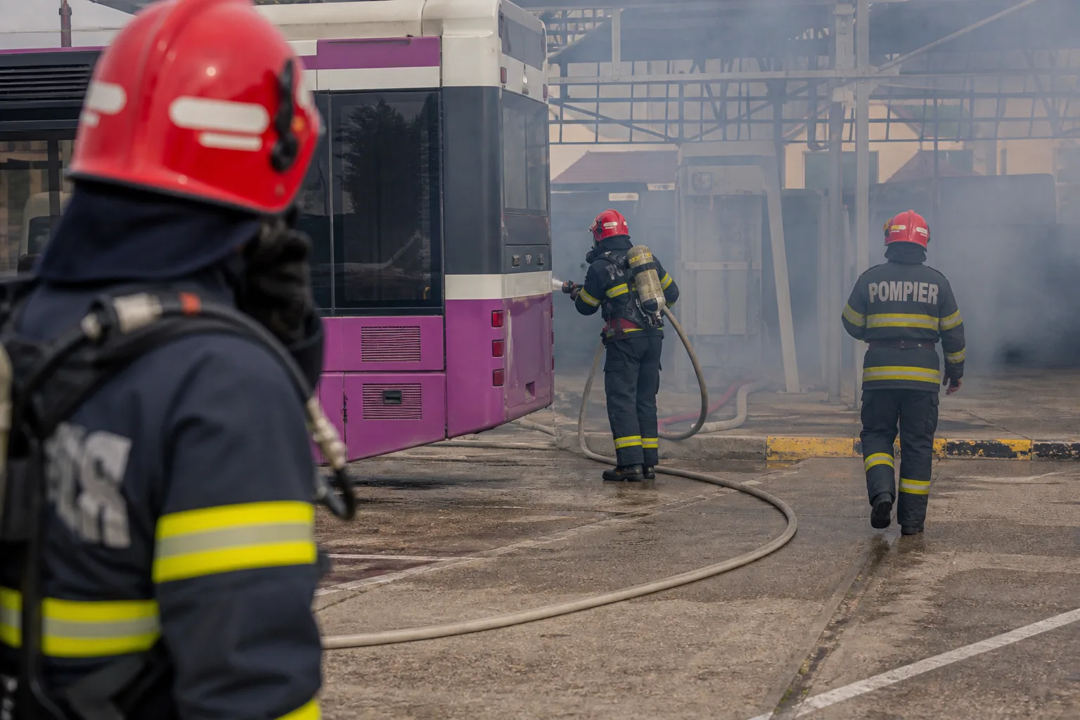 Exercițiu ISU la un operator de transport din Zalău: incendiu simulat la stația de încărcare