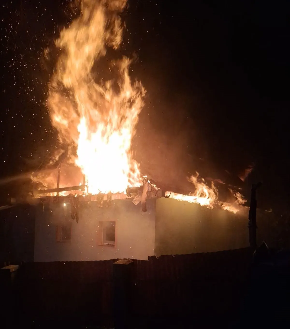 Popeni: incendiu la anexa unei gospodării, acoperiș deteriorat pe circa 70 mp